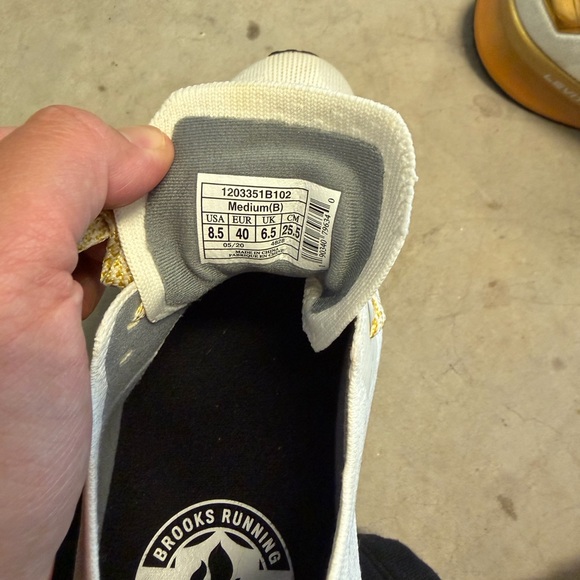 Brooks Levitate 4 Victory Edition White Gold Womens 8.5 Running Shoe 1203351B102 - Picture 5 of 6